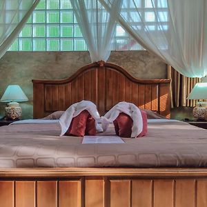 Großes Zimmer mit Kingsize-Bett